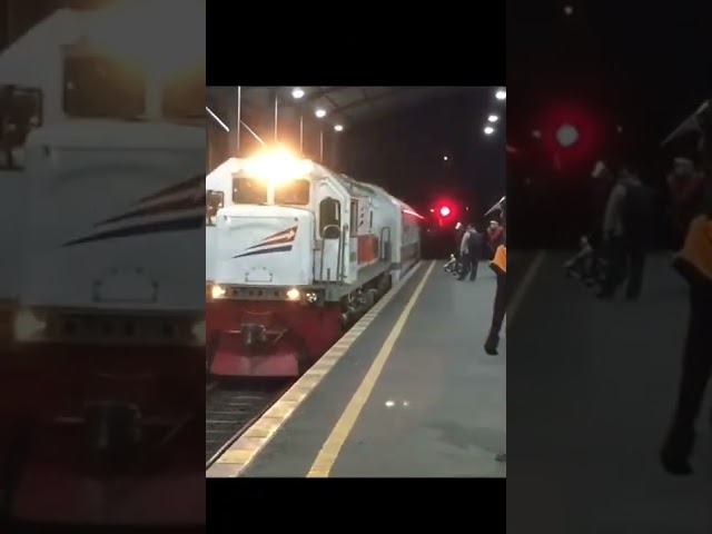 Dengan Kereta Malam Ku Pulang Sendiri class=