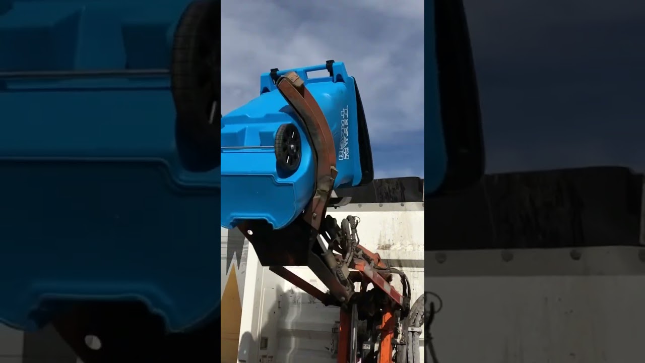 Revving Titan Trash Freighlner  Tech Bandit Revving