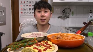 김치찌개 계란말이 고추된장무침 대접밥입니다 비도오고 김치찌개에 소주 겪하게 땡기더라구요 먹방MUKBANG