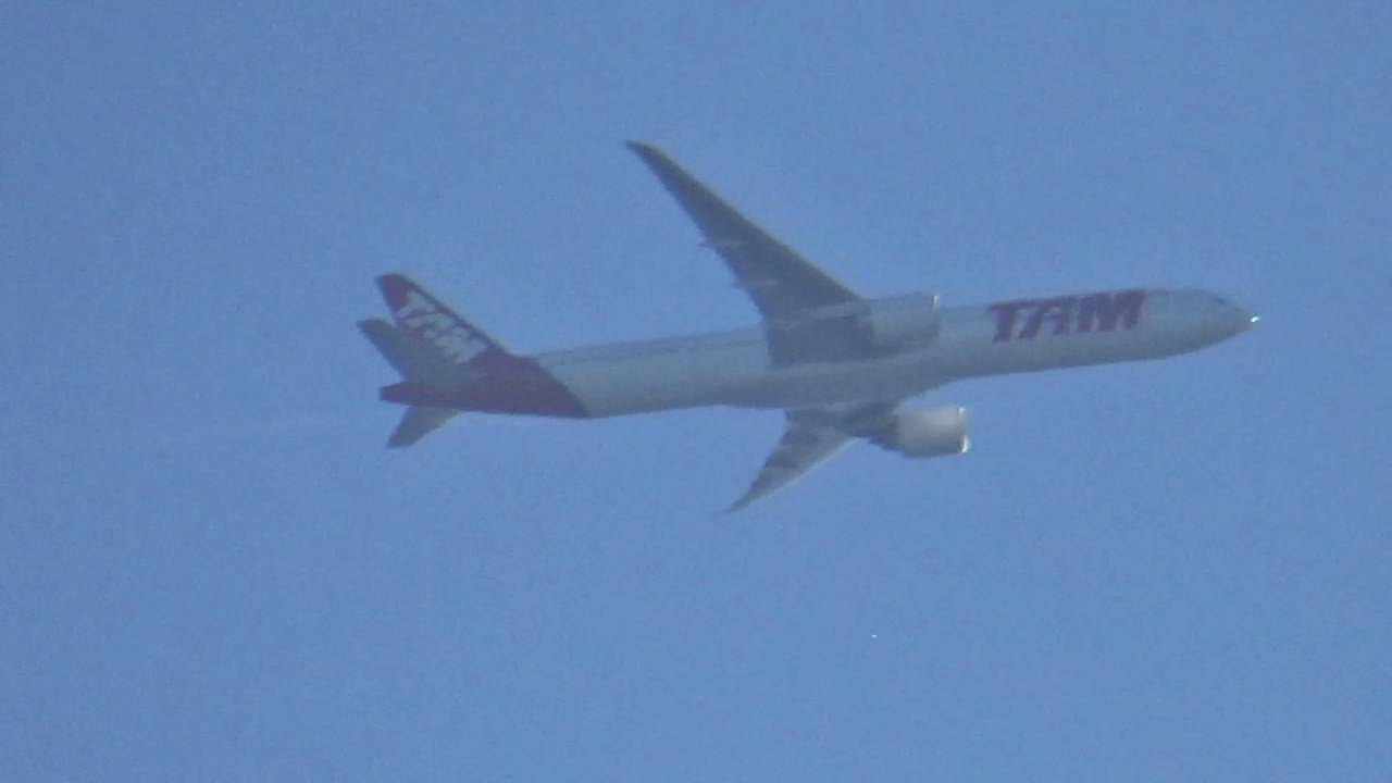 TAM Airlines Boeing 777-32WER PT-MUA JJ8084 over Harmans Water in Bracknell