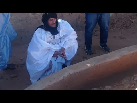 فيديو حصري ومشهد مؤثر : الأسير البطل "يحي محمد الحافظ إعزة" يزور قبر والده، الذي تركه حياً قبل سجنه