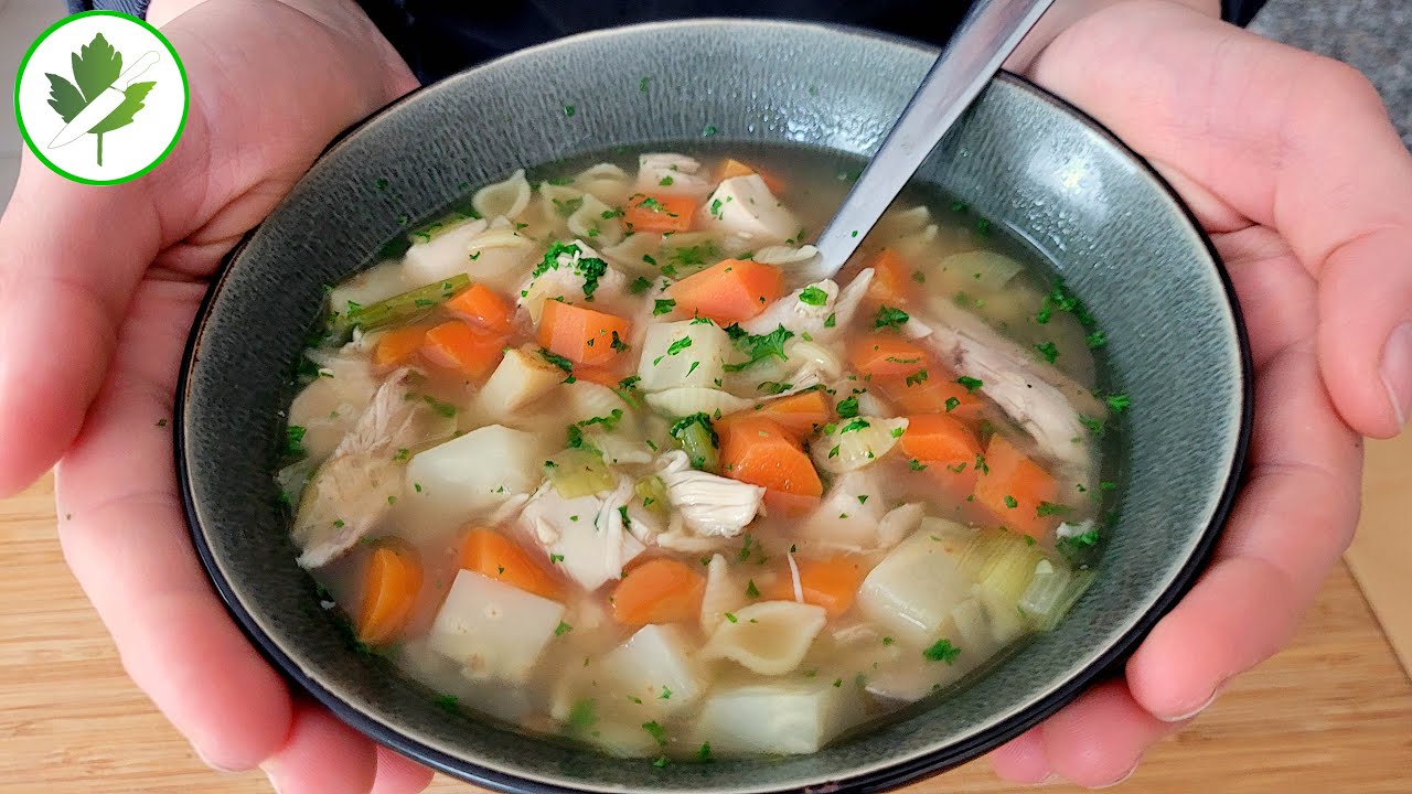 Hühnernudelsuppe mit Gemüse 👉 So hat sie die Oma schon gekocht