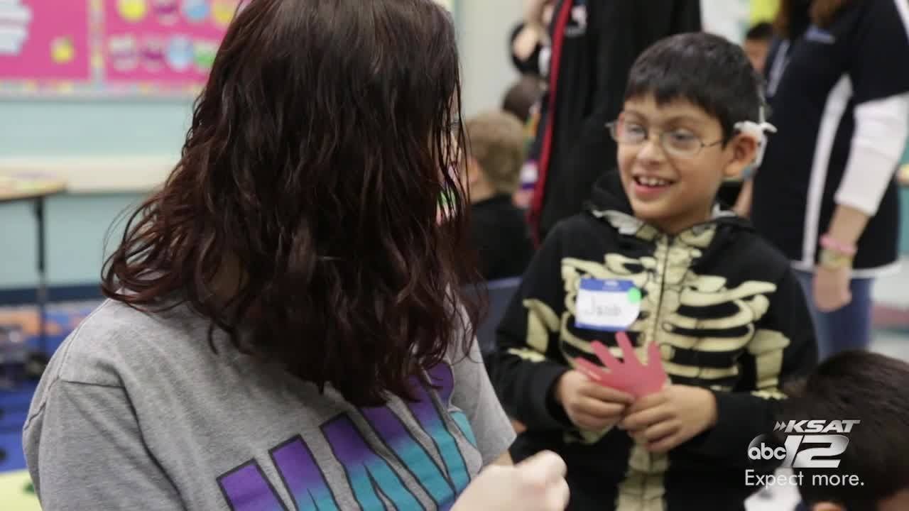 Deaf, hearing students share unique experience at school YouTube
