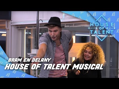 Delany duwt Bram van podium tijdens show!