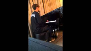 [TWITVID] Doojoon playing piano