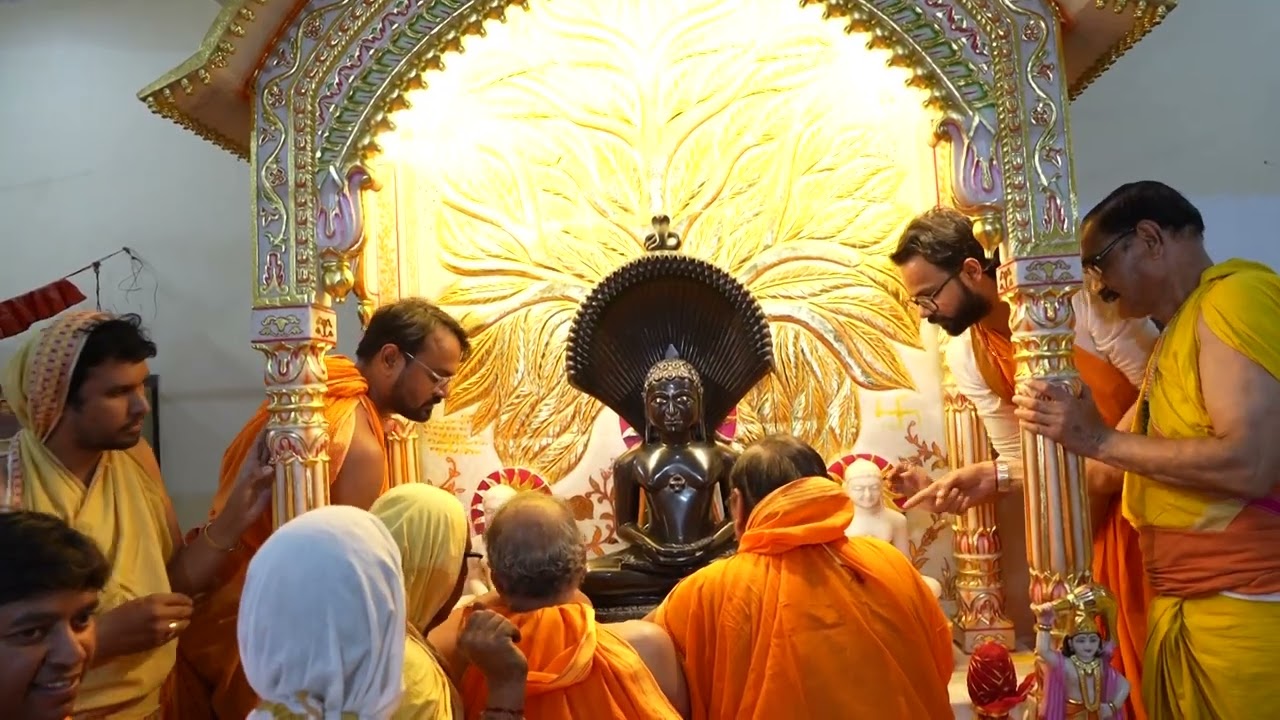 Shreeji Vedi me Virajman