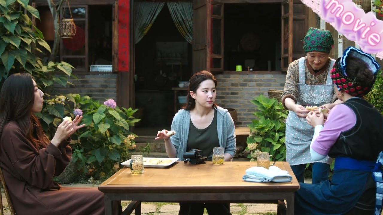 Лю Ифэй лечится, босс влюблён водит её по деревне, угощает едой, все краснеют🍲🔥