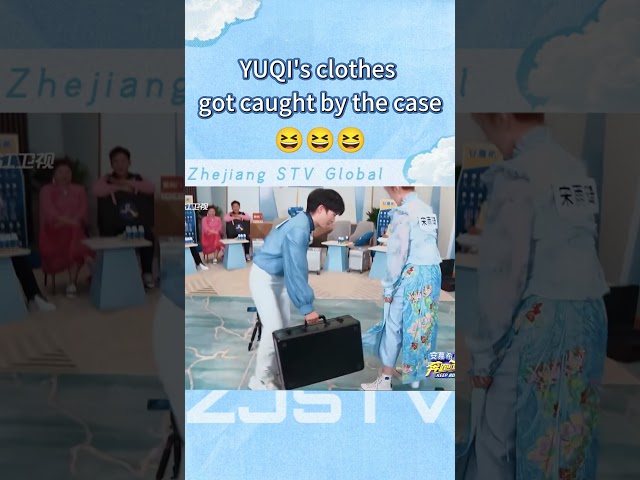 YUQI's clothes got caught by the case😂Zhou Shen: We have no time🤣 class=