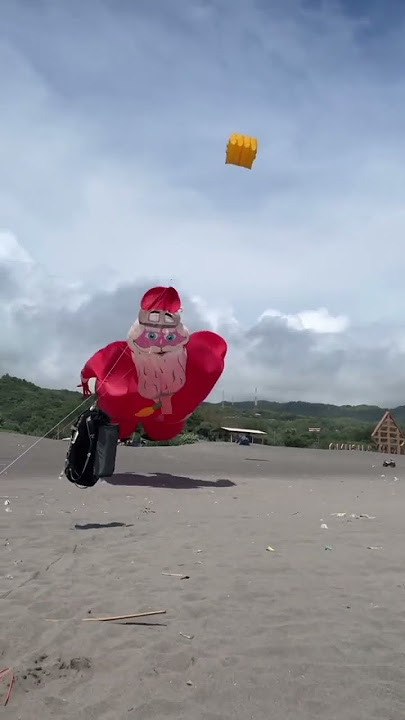 Layangan santa di parang Kusumo #layangan #kite #parangkusumo #showkite #layanganbali #parkus