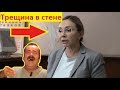 Чиновница общается с врачами полуразрушенной больницы