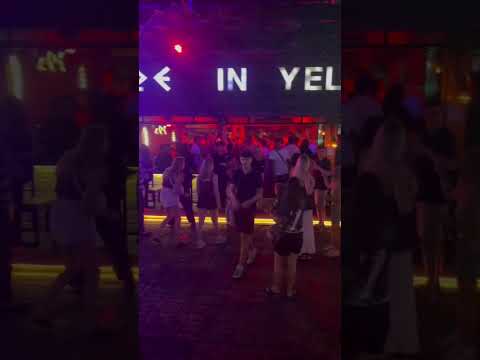 Видео: Ночная жизнь в Чиангмае: Лучшие бары, клубы, & Еще