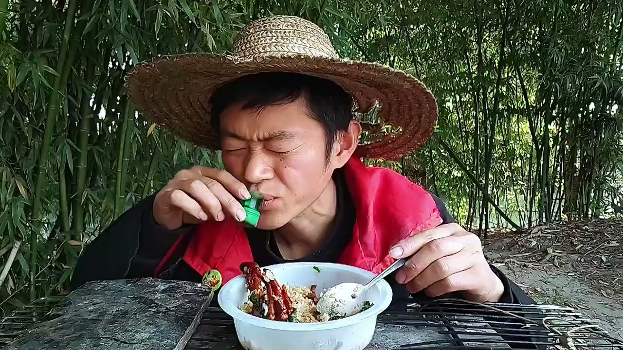 I bought a pack of duck feet for 2 yuan and went back to the camp to make duck feet and mu