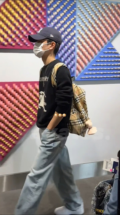 seungmin 😭 When walking is so cool #seungmin #straykids cr. yayales