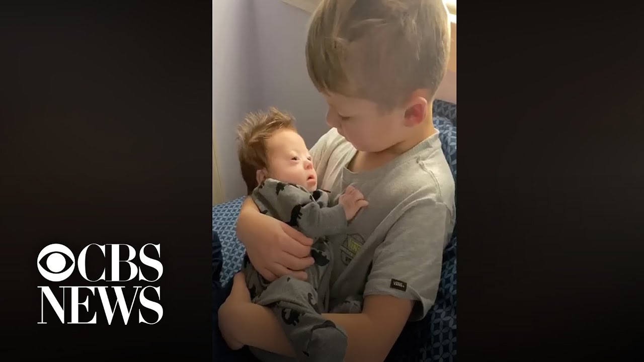 Bimbo di 6 anni canta per il fratellino down: il video diventa virale