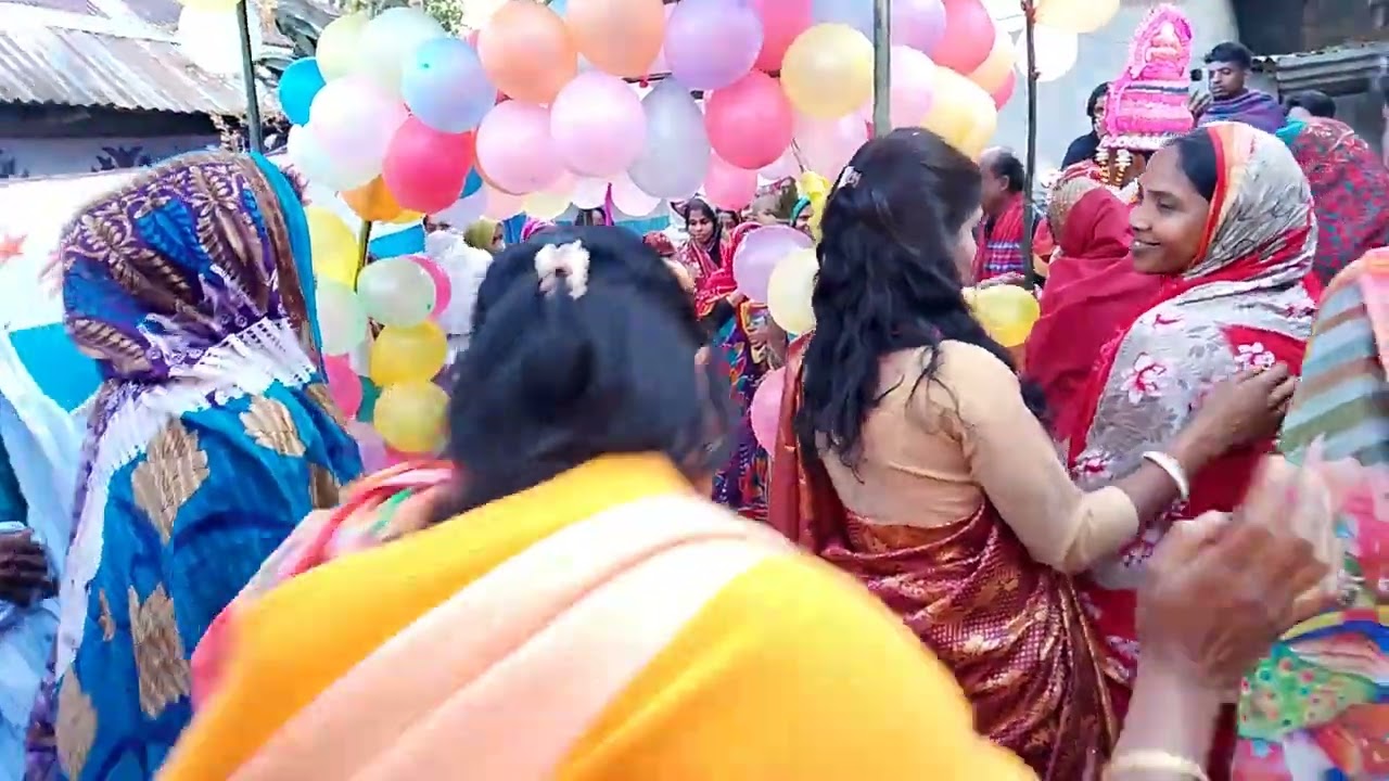 হিন্দুদের বিয়ে বাড়ির ব্যান্ড পার্টি না দেখলে মিস করবেন