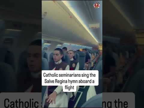 ¡Pasó en pleno vuelo! Seminaristas católicos rompen el silencio con un canto que emocionó a todos