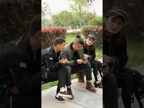 二货保安与街头妹纸PK唱歌，看到最后笑喷啦，看一次笑一天