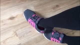 Patricia Präsentiert Blau-Pinke Adidas Mit Schwarzen Kniestrümpfen