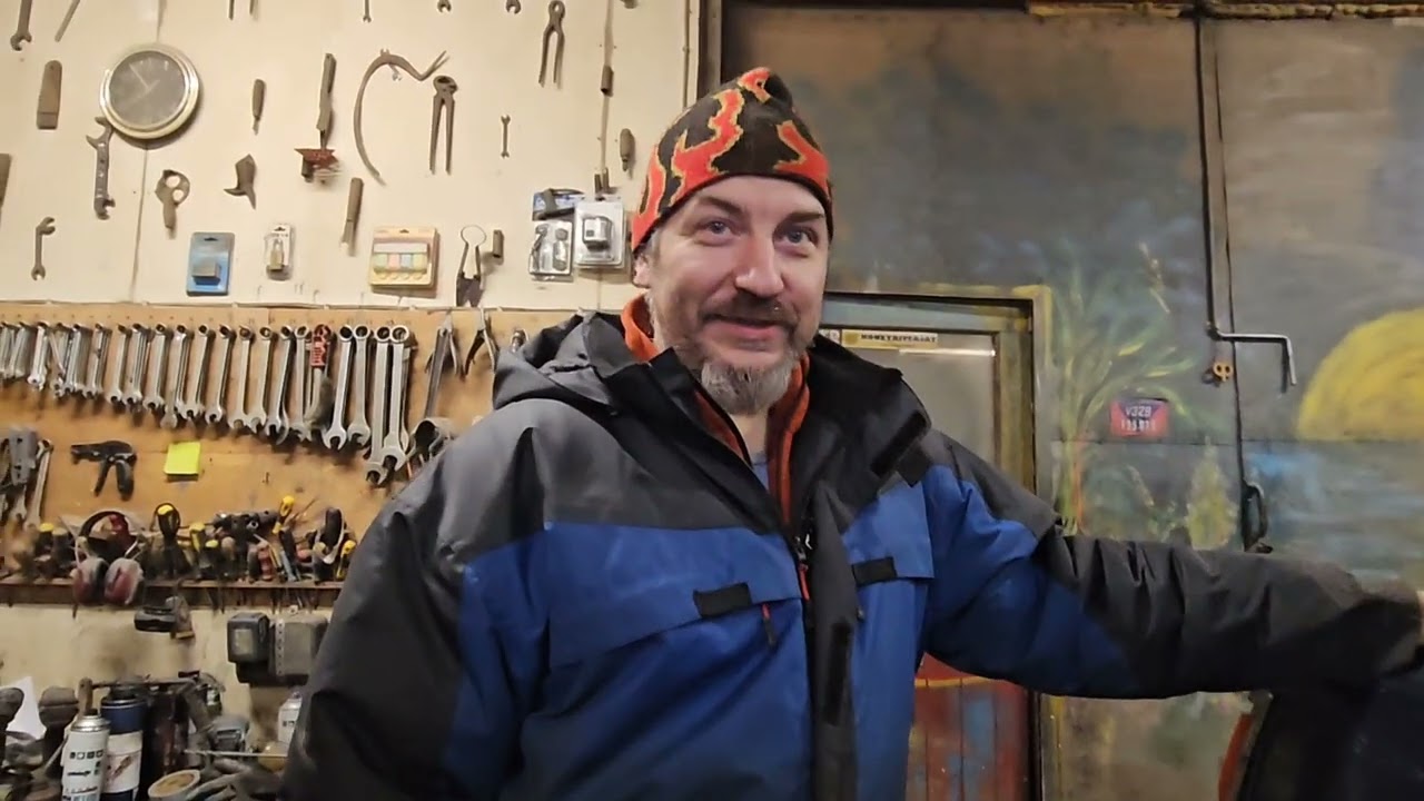 Nuhvi käyntiin ja Cedricin taka-akseli paikalleen. Nuffield starts and Cedric's rear axle.