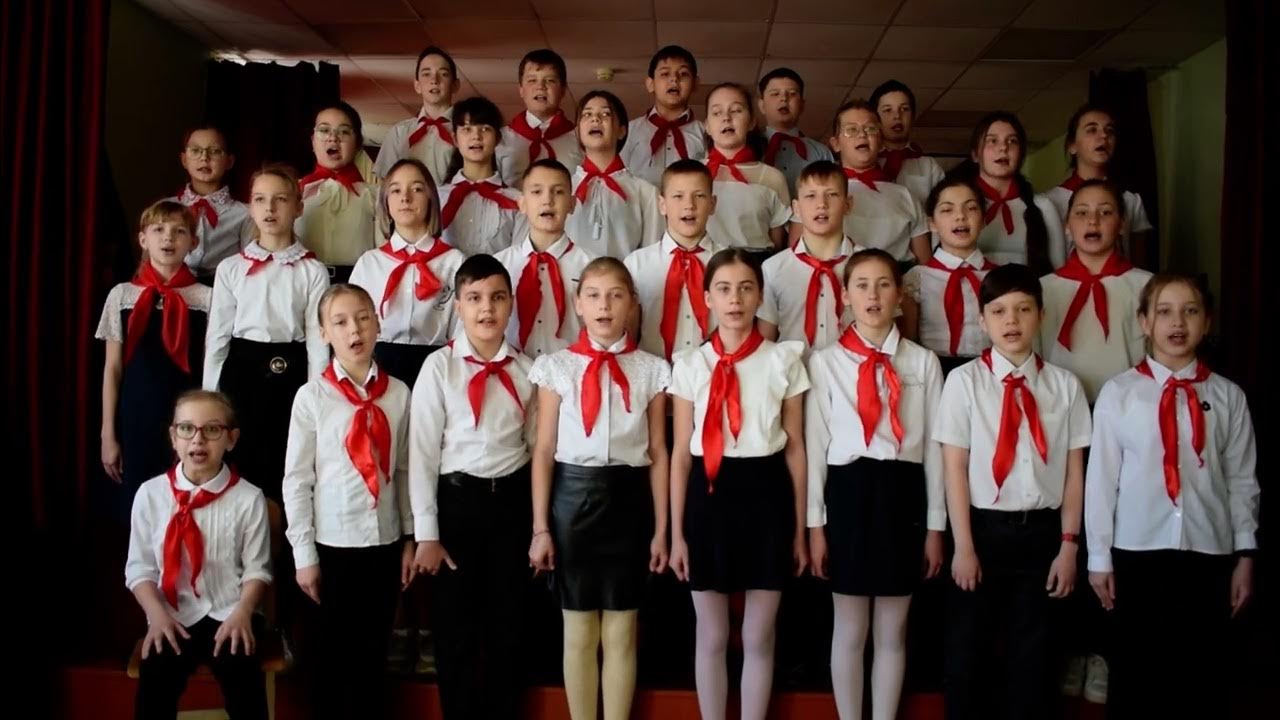 Школа 3 хор. Хор детство Благовещенск фото в Германии кратко. Флаг из людей России хор три ряда.
