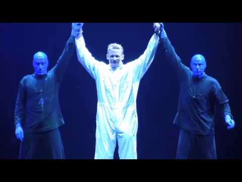 The Blue Man Group Pulls Corey Perry Up on Stage (...