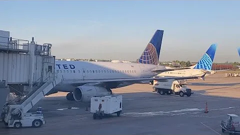 United Airlines A319 Economy Class Experience | Houston (IAH) - New York (LGA)