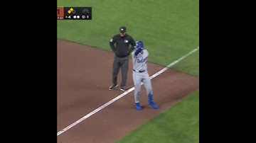 Matt Chapman makes an unbelievable play 😳