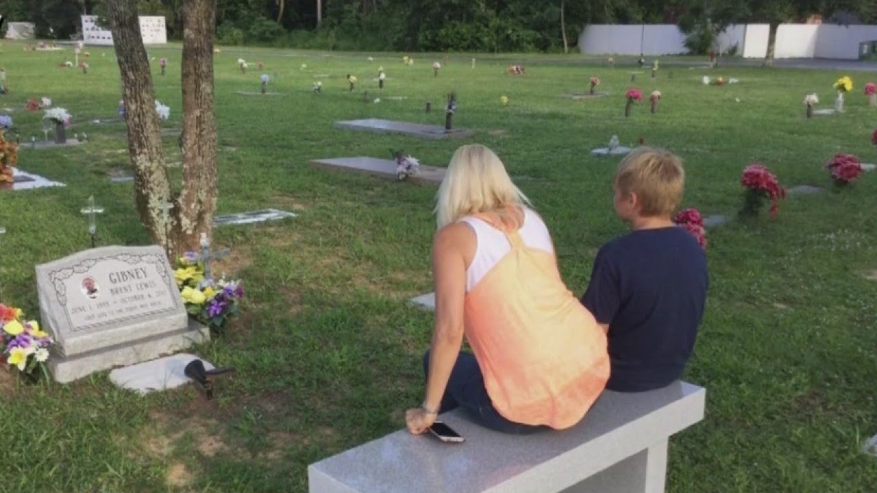 Parents hope viral photo will help others learn from son's overdose death