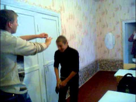 Щелбан по лбу. Фофан в лоб. Как бить фофан. Как бить фофан. Фофан пальцем.