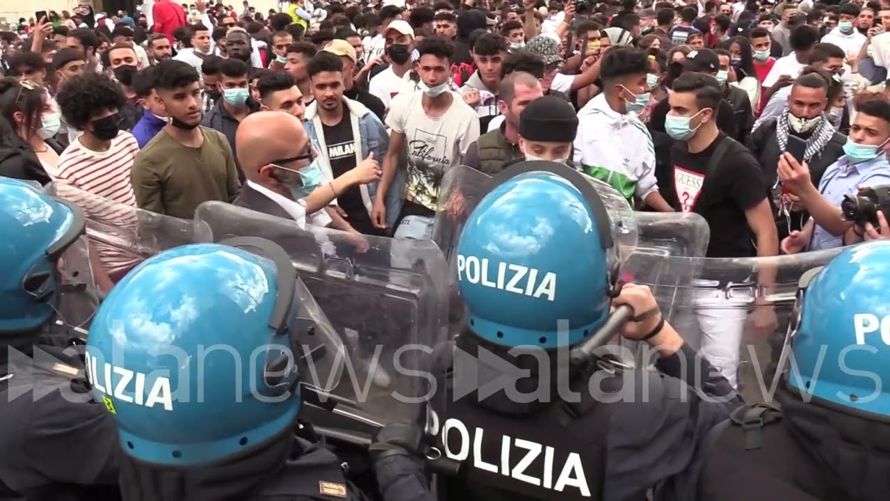 Milano, migliaia in duomo per la manifestazione pro-Palestina: Tensione con la polizia