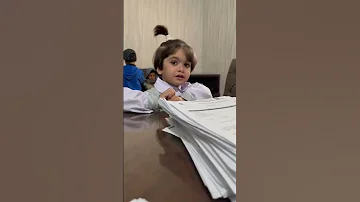 سٹوڈنٹ کا پہلا دن اور ٹیچر کے ساتھ دلچسپ مکالمہ ایک ننھی منھی سٹوڈنٹ جس کا سکول میں پہلا دن تھا 