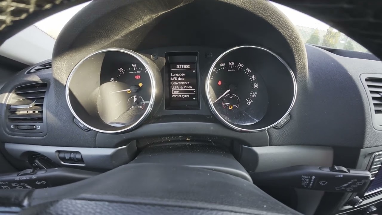 Как управлять настройками времени и даты на панели приборов в Skoda Yeti I (2009–2017)