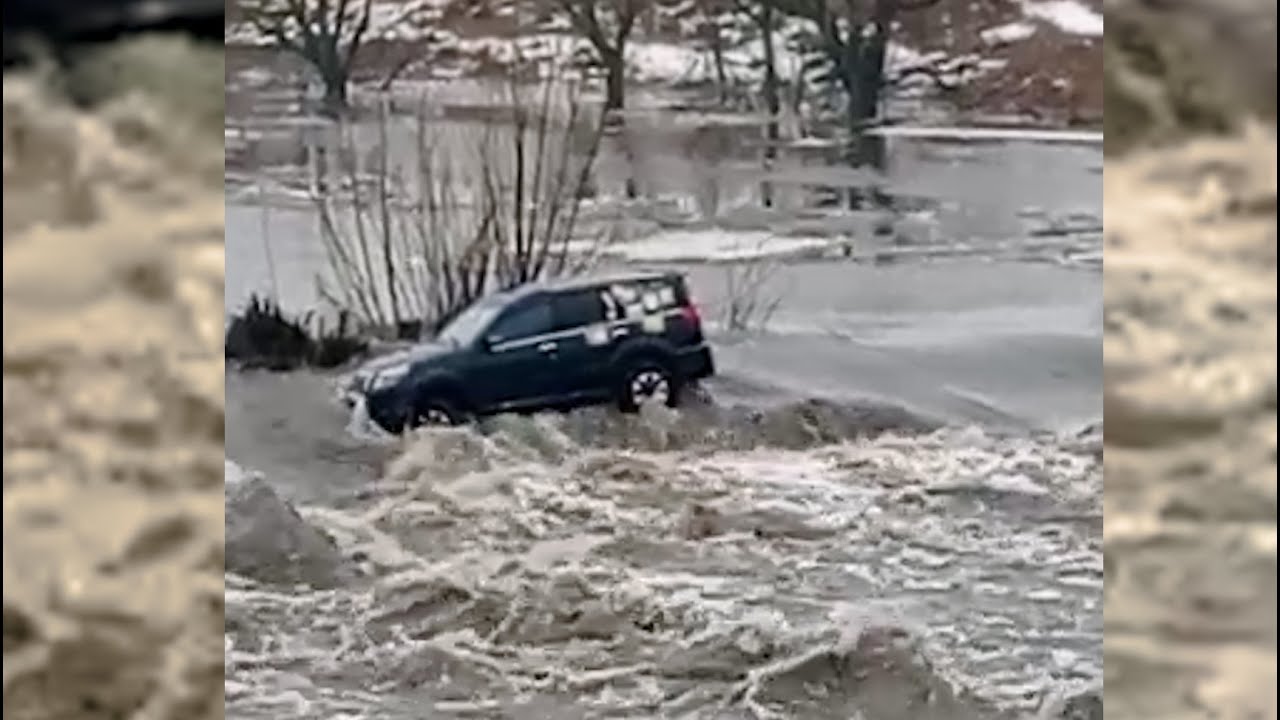 Машину унесло течением