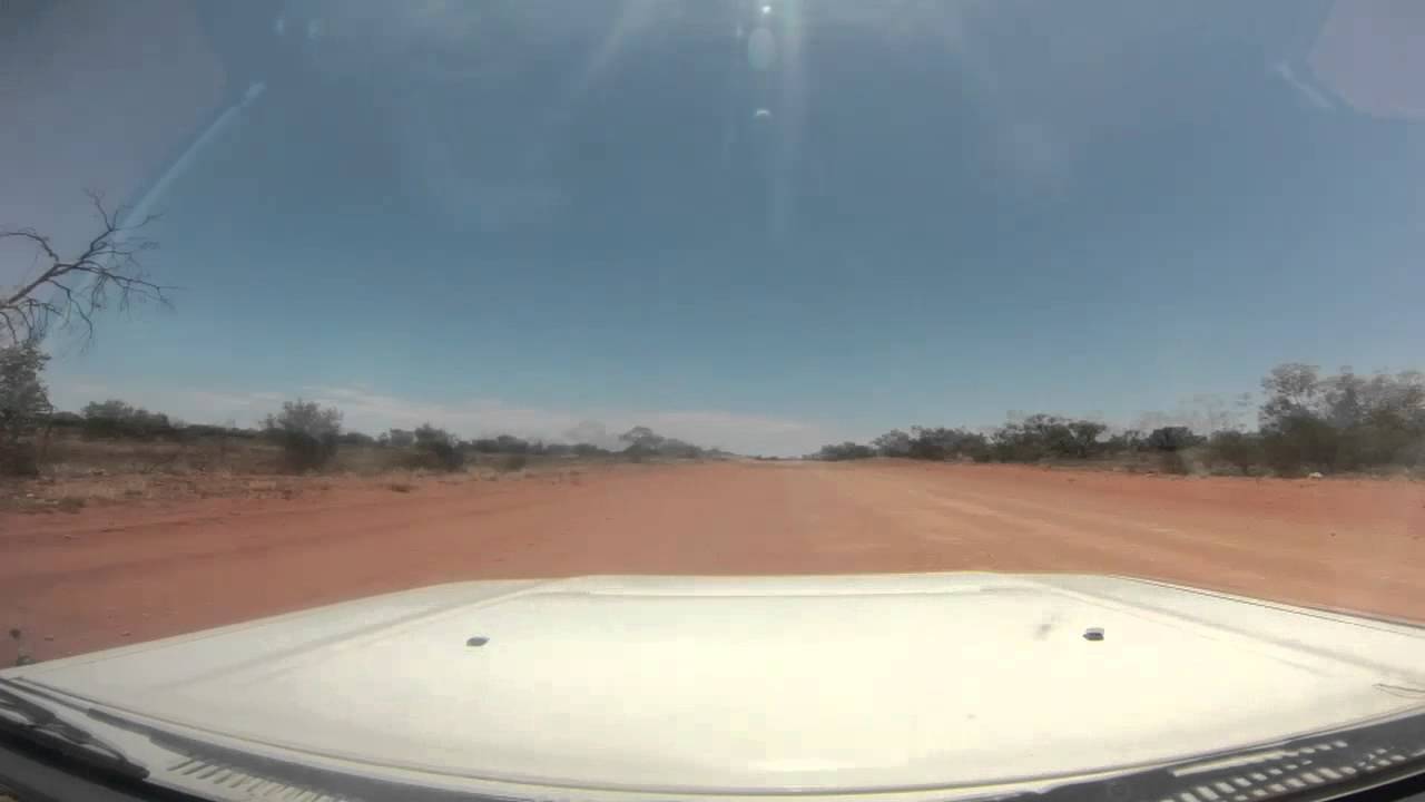 Ernest Giles Road  en Australie (100 km en 2 minutes)