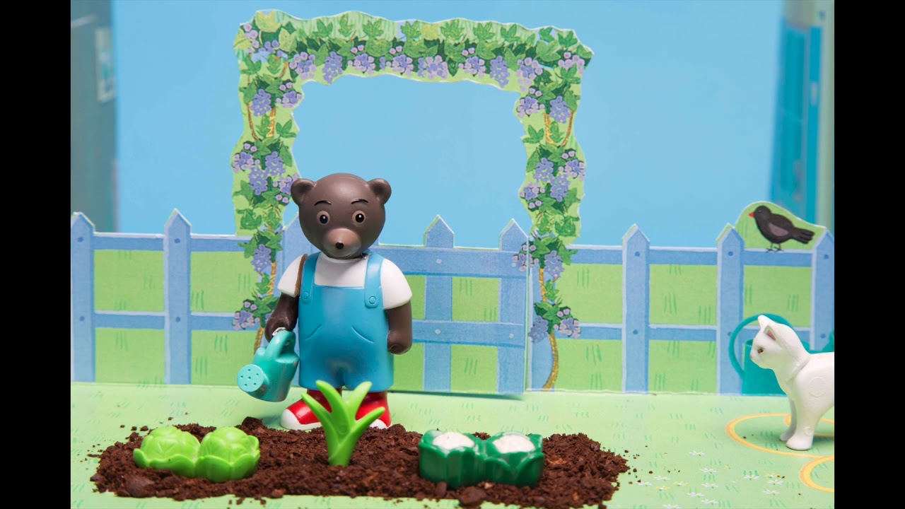 Petit Ours Brun Joue à La Dinette