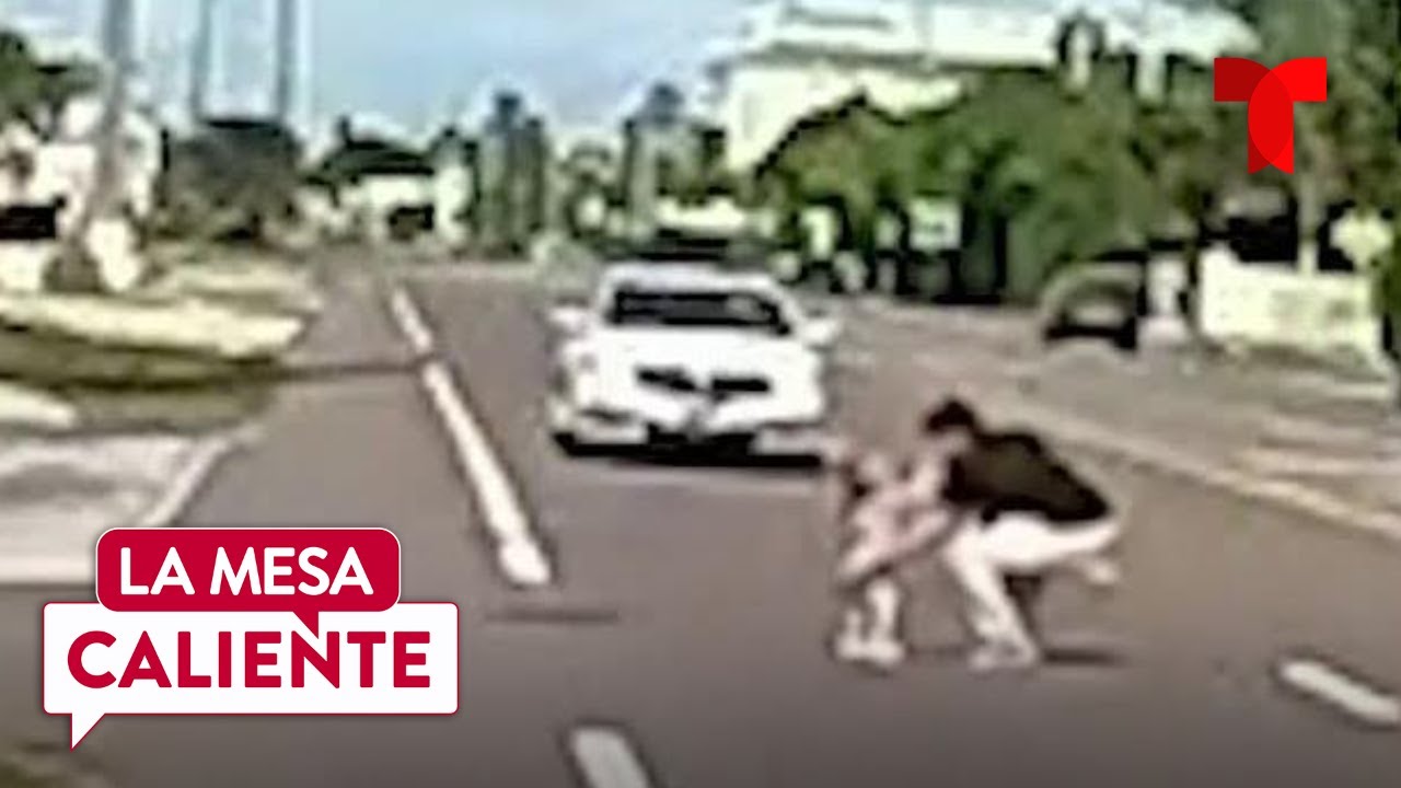 Un hombre salva a dos niños que cruzaban solos una carretera | La Mesa Caliente