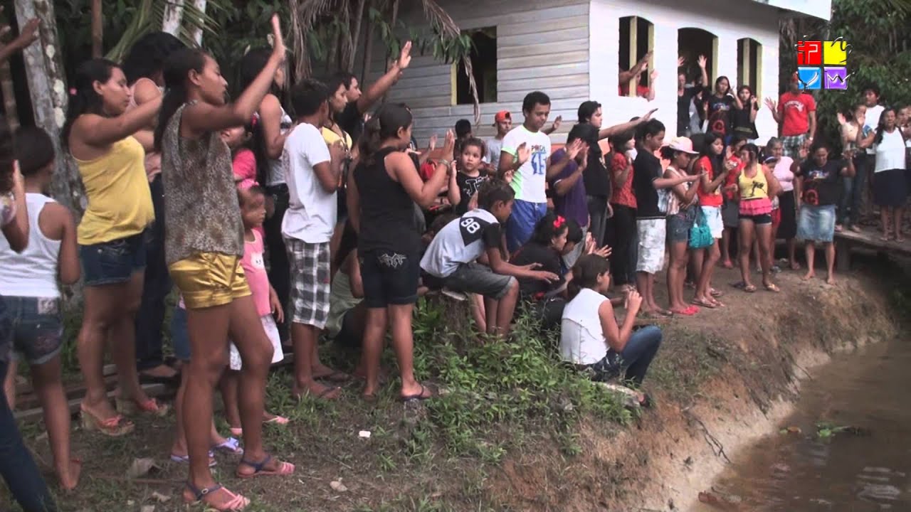 Pr. Emerson Alves de Anajás, realizando batismo e culto com ribeirinhos na Ilha do Marajó