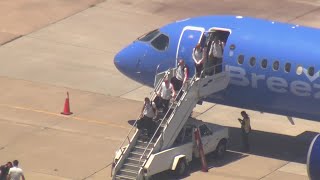 The Oranje arrives: The Netherlands national soccer team arrives in Kansas City