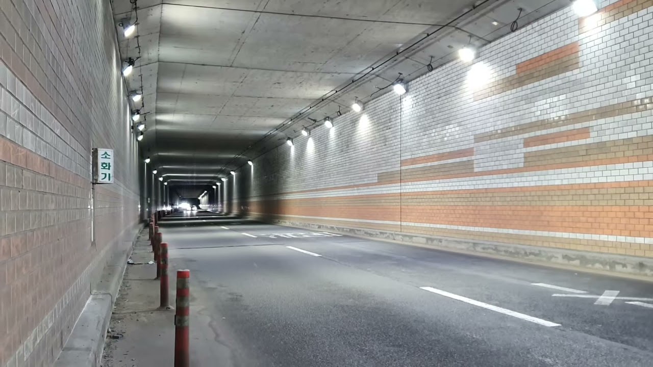 🇰🇷 Lamborghini SVJ VS Ferrari F8 Tunnel Noise