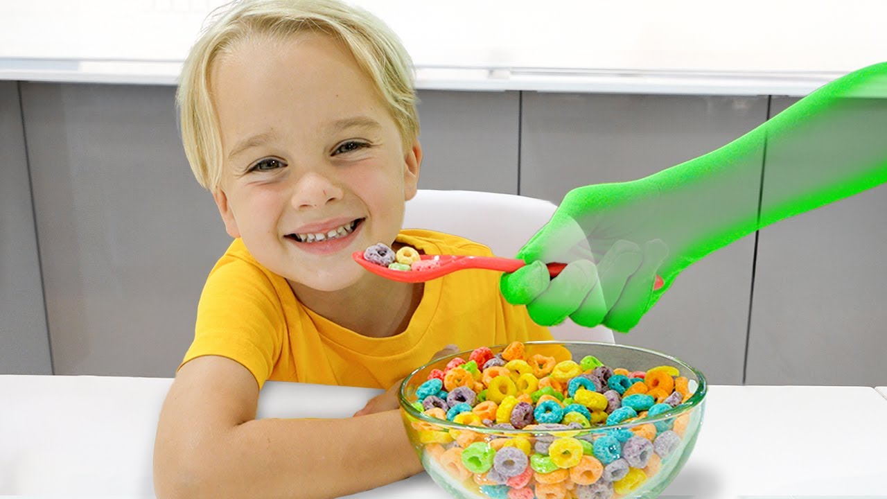 كريس وأصدقائه يلعبون بالأزياء غير المرئية - قصص مضحكة للأطفال