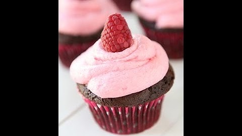 step by step instructions to make butter cream froosting | berry frosting