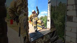 Спуск на восьмерке #firefighter #пожарные #альпинизм #спусковоеустройство #самоспасание
