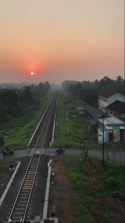 Mentahan Senja Direl Kereta Api