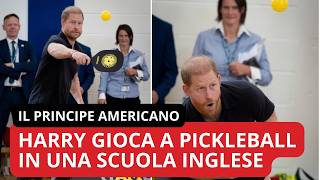 Harry gioca a pickleball in una scuola inglese, le passioni del principe "americano" tornato a casa