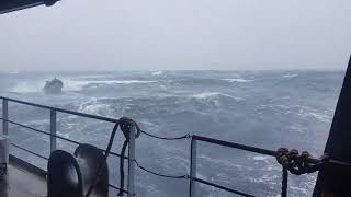 В шторм на лодке