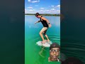 El chico camina sobre el agua wao