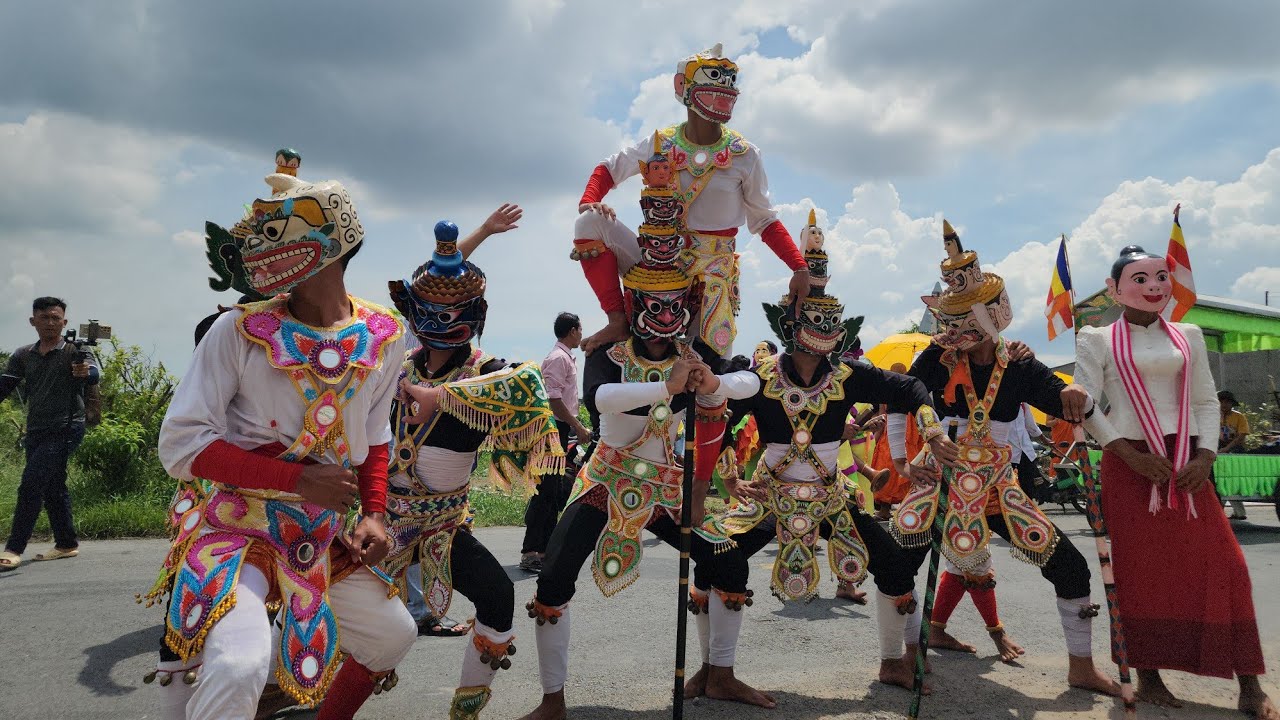 Ông Trần Khmer Diễu Hành Lễ Dâng Y KATHINA Vào Chùa Trà Kha Cũ Đại An Trà Cú 2025