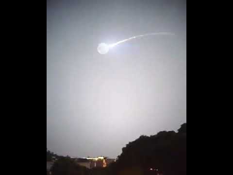 نيزك يضرب القمر وقطعة بحجم كندا تسقط على الأرض هذه أشاعة لاتصدقها 