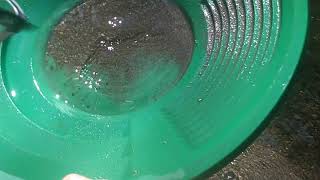Derede altın gold#Akar suda altın arama panla  yıkama ekip çalışması Gold panning