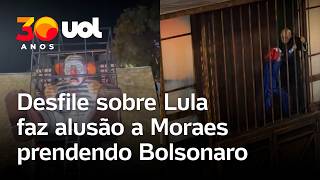 Desfile sobre Lula faz alusão a Moraes prendendo Bolsonaro e mostra ex-presidente na cela; vídeo